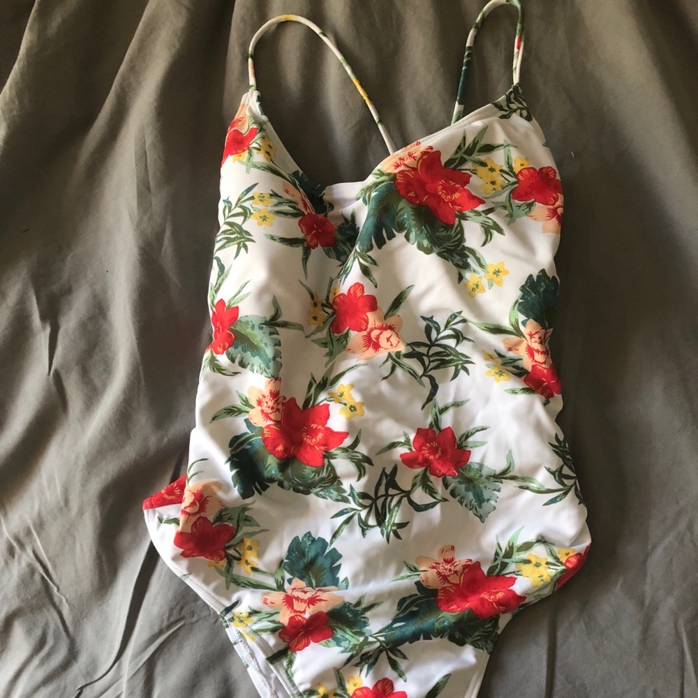 NWT Made by MinkPink Resort floral one piece